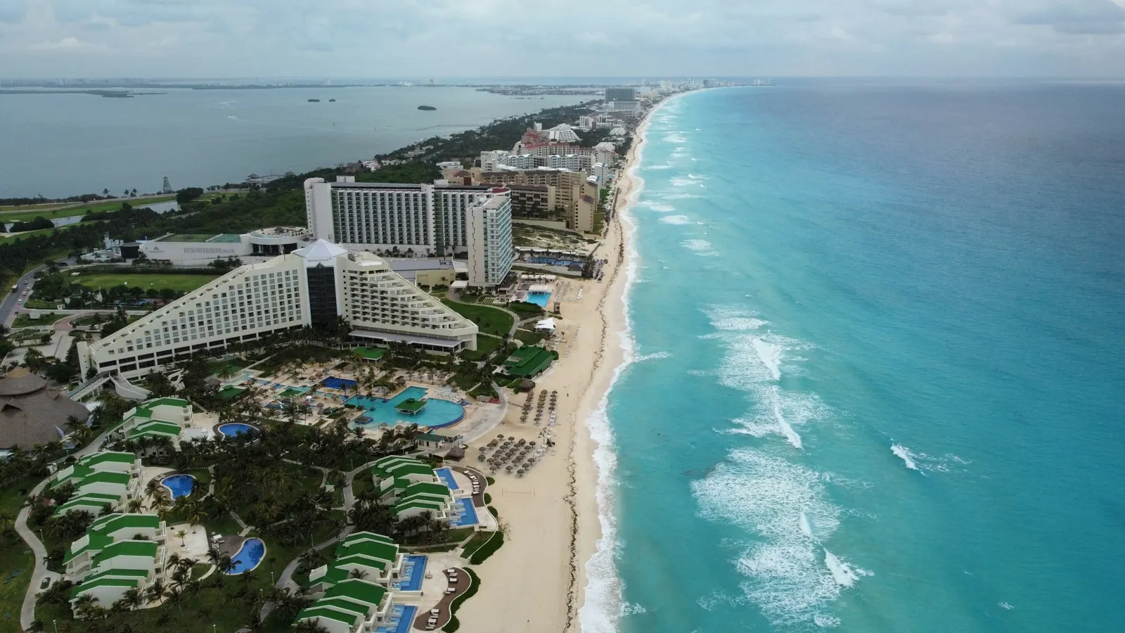 Vista aérea de la zona hotelera de Cancún y el mar Caribe