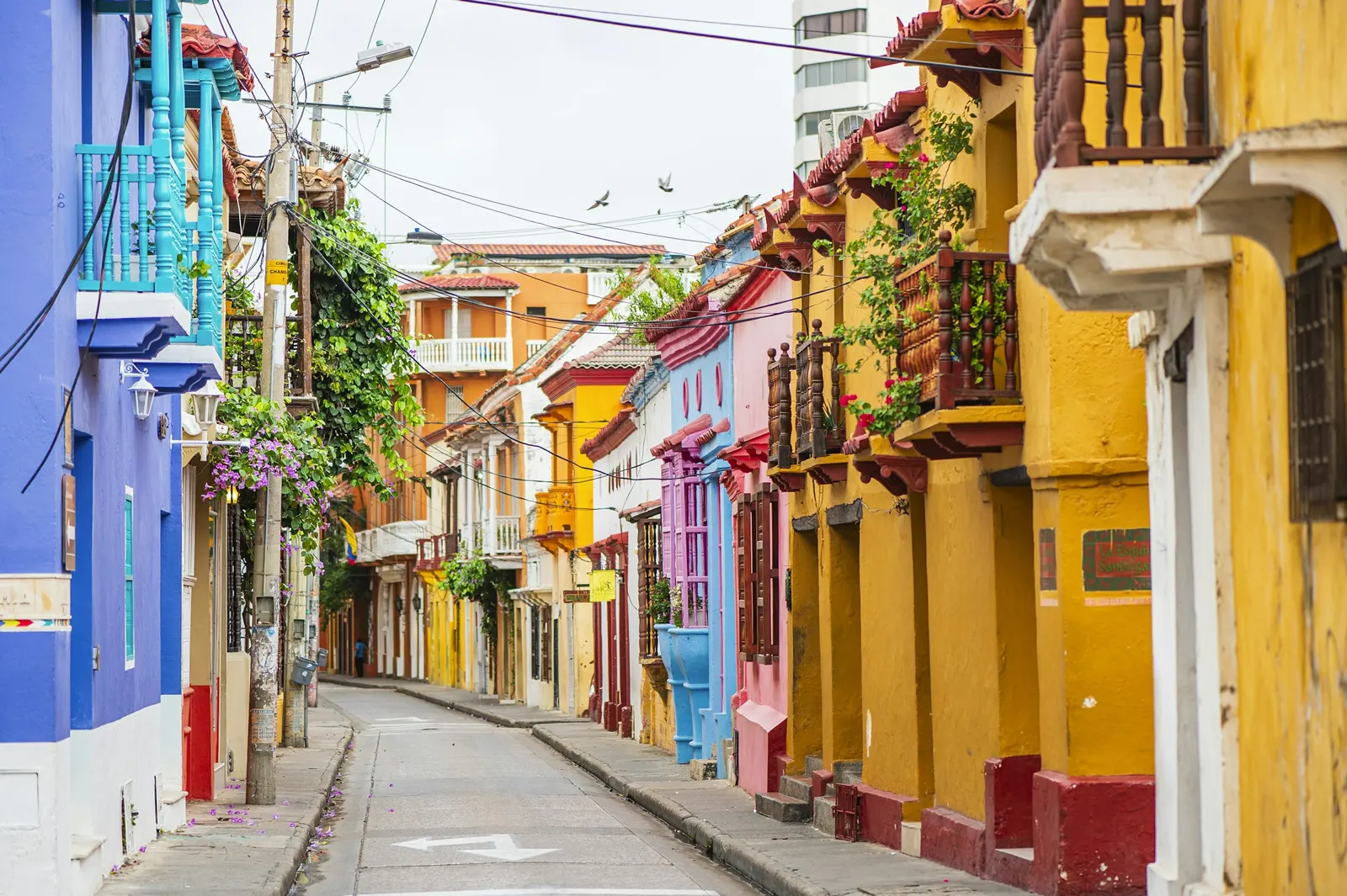 Calle colonial de Cartagena con casas de colores y balcones