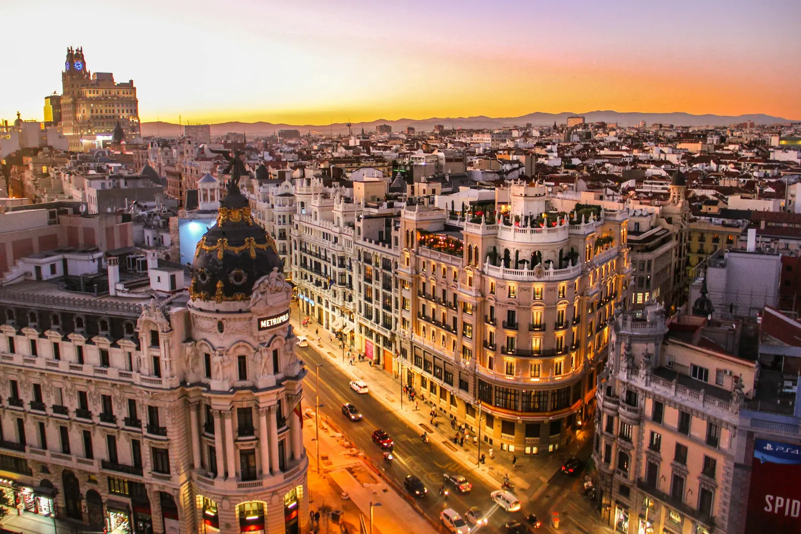Gran Vía de Madrid al atardecer vista desde lo alto